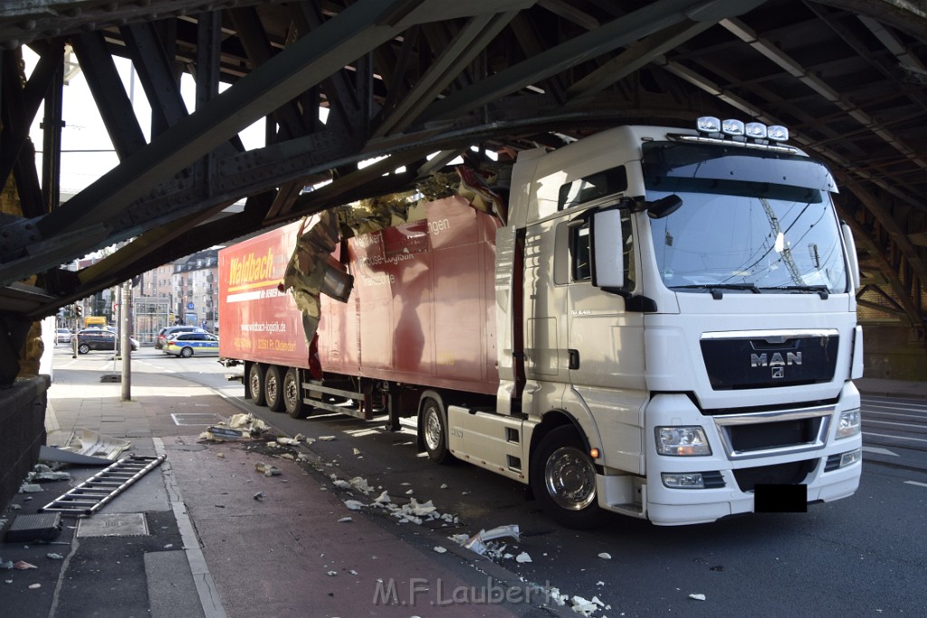 LKW blieb unter Bruecke haengen Koeln Deutz Opladenerstr Deutz Muelheimerstr P088.JPG - Miklos Laubert